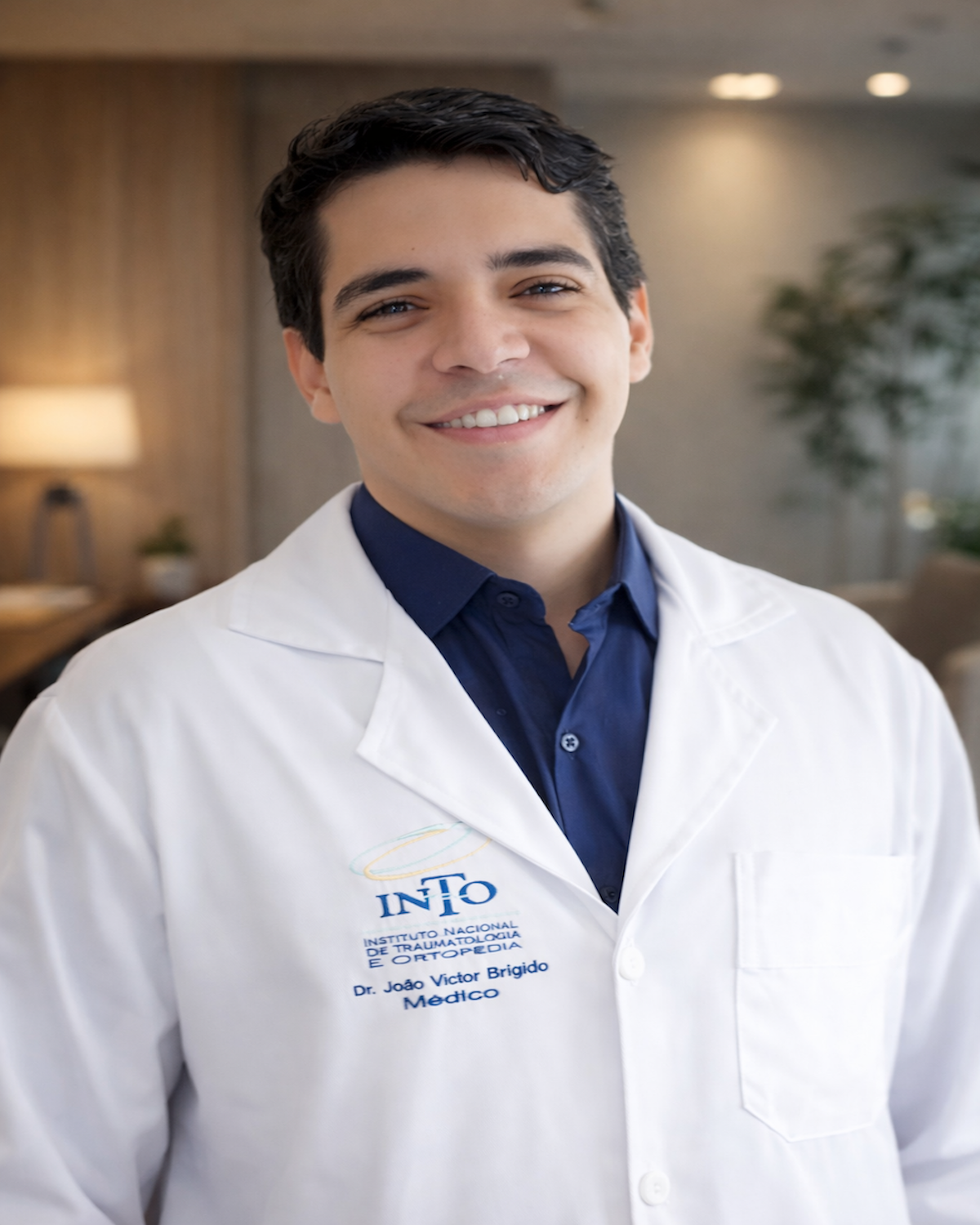 Foto do Dr. João Victor Costa Brígido em consultório